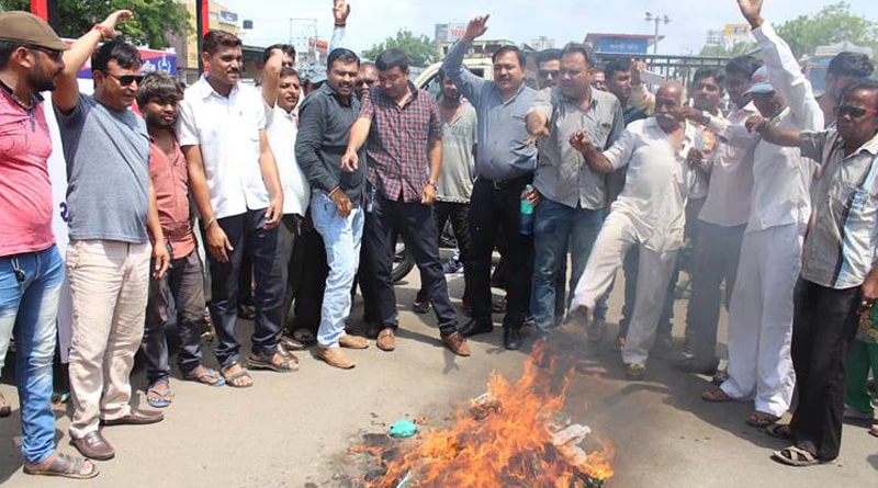ভারত-পাক ম্যাচের প্রতিবাদে নওয়াজ শরিফের পোস্টার পোড়াল কংগ্রেস