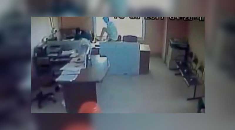 অফিসে দেরি করে আসায় মহিলাকে লাথি পুরুষ সহকর্মীর, দেখুন ভিডিও