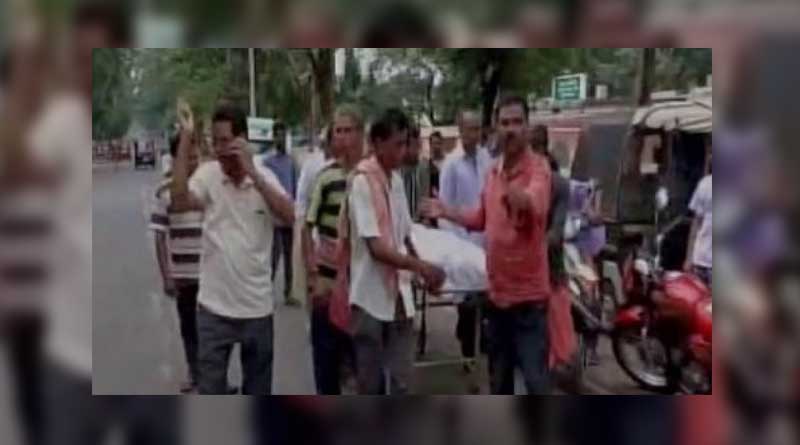অ্যাম্বুলেন্স নেই, স্ট্রেচারেই মেয়ের মৃতদেহ নিয়ে যেতে বাধ্য বাবা