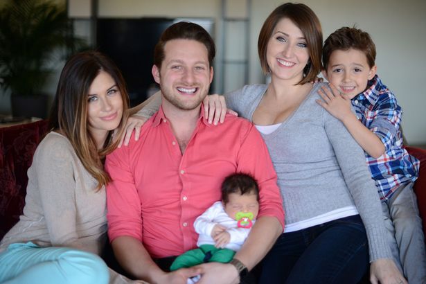 PAY-Adam-Lyons-who-lives-with-his-2-girlfriends (1)