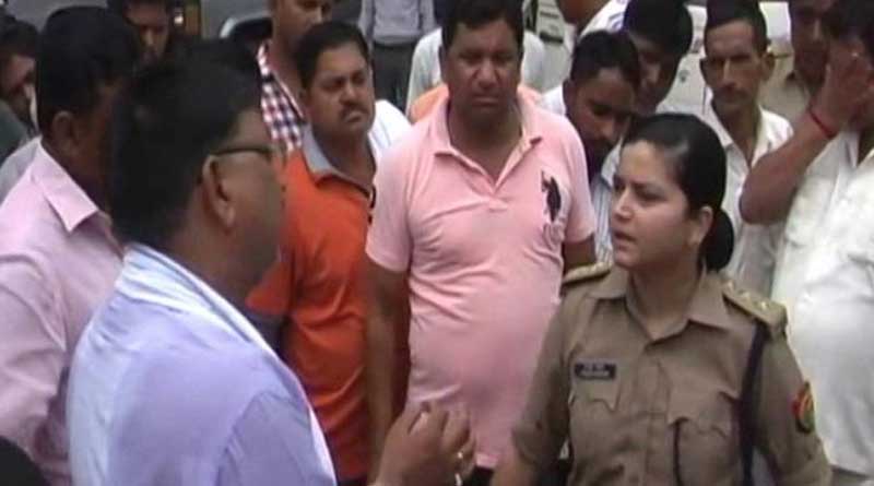 যোগীর রাজ্যে মহিলা পুলিশ আধিকারিককে হেনস্তা বিজেপি নেতা-কর্মীর