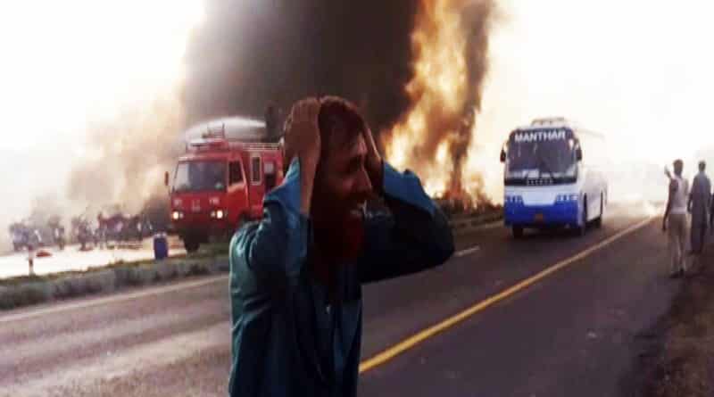 দুর্ঘটনাগ্রস্ত ট্যাঙ্কার থেকে তেল চুরির হিড়িক, বিস্ফোরণে পাকিস্তানে মৃত্যুমিছিল