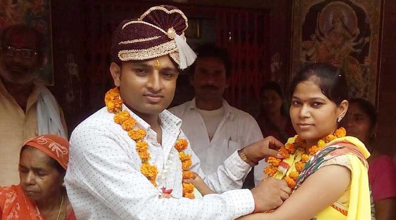 মন্দিরে প্রেমিকের সঙ্গে সাত পাকে বাঁধা পড়লেন ‘রিভলবার রানি’