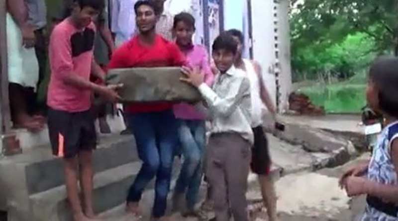 জলে ভাসল ২৮ কেজির শিলা, পুজোর হিড়িক মথুরায়