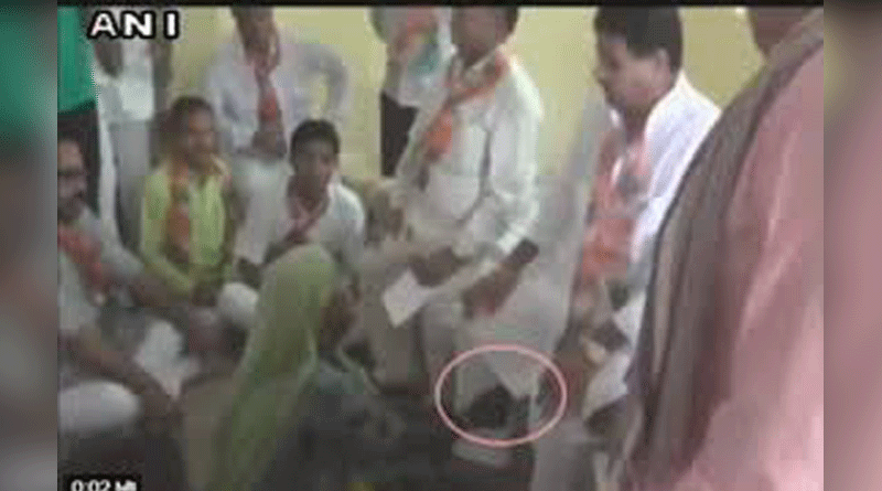 পায়ে লুটিয়ে পড়লেন মহিলা, লজ্জায় লাল মন্ত্রী