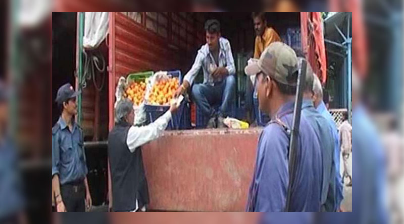 ‘মহার্ঘ’ টমেটো বাঁচাতে এবার নিয়োগ করা হল নিরাপত্তারক্ষী!