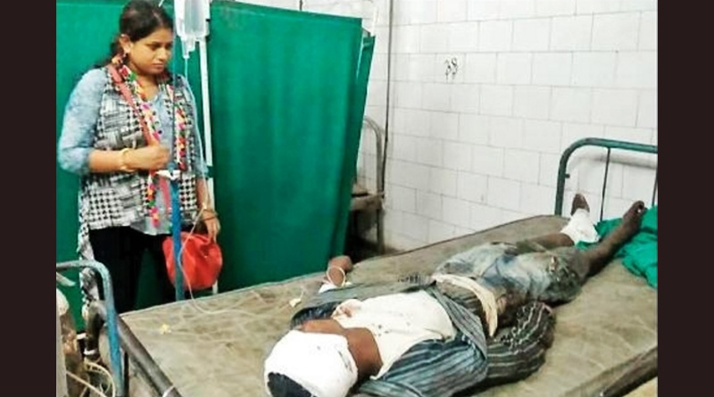 রেললাইনের ধারে পড়ে আহত যুবক, সাহায্যের হাত বাড়াল গৃহবধূ ও টোটোচালক