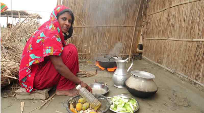 বাড়ির মহিলারা সবার শেষে খেলে কী হবে জানেন?