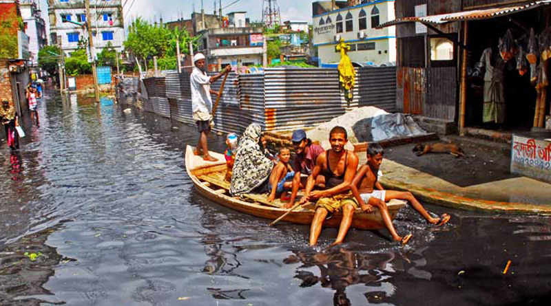 জলমগ্ন ঢাকার রাজপথ, মানুষ চলছে নৌকায় চড়ে