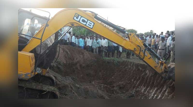 ১১ ঘণ্টা চেষ্টার পর উদ্ধার কুয়োয় আটকে পড়া শিশু