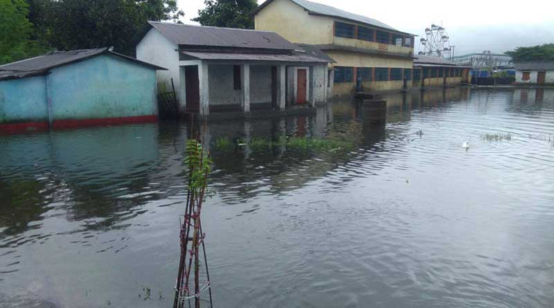 প্রবল বর্ষণে বিপর্যস্ত উত্তরবঙ্গের রেল চলাচল, জলের তলায় কিষাণগঞ্জ