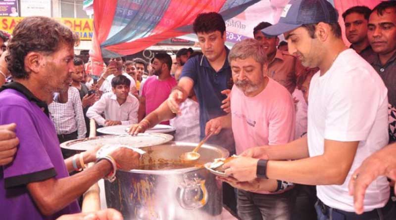 গরিবের মুখে অন্ন তুলে দিতে অভিনব উদ্যোগ গম্ভীরের