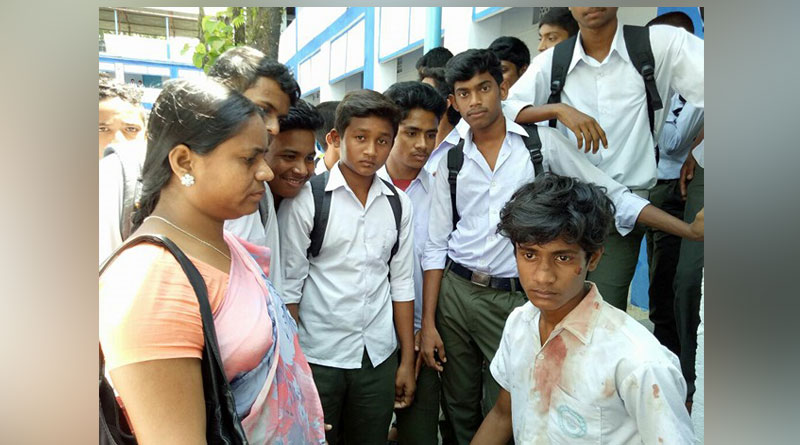 বান্ধবীকে প্রেমের প্রস্তাব, সহপাঠীর হাতে বেধড়ক মার খেল স্কুল ছাত্র