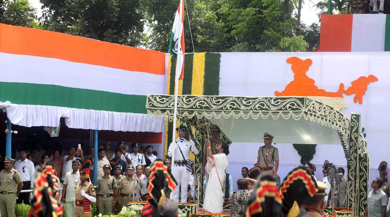 স্বাধীনতা দিবস উদযাপনে মুখ্যমন্ত্রী, দেখা মিলল ‘কন্যাশ্রী’ ট্যাবলোর