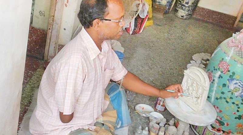 This idol maker ‘single-handedly’ brings goddess Durga to life