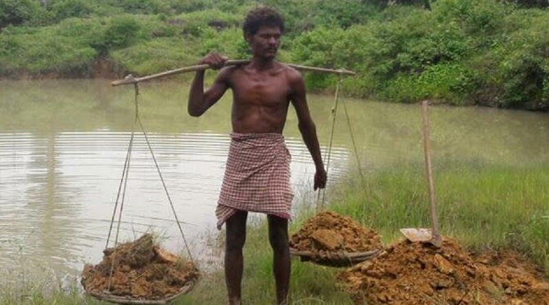 ২৭ বছরের চেষ্টায় একা হাতে পুকুর খুঁড়ে তাক লাগালেন এই ব্যক্তি