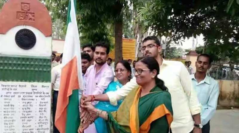 উলটো জাতীয় পতাকা উত্তোলন করেও হাসিমুখে ছবি বিজেপি সাংসদের