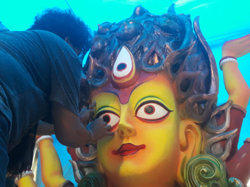 প্রতিমায় চক্ষুদান করছেন শিল্পী সনাতন দিন্দা। ছবি-সুলয়া সিংহ