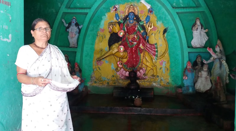 মায়ের ডাক বলে কথা, ভিক্ষা করেই দশভুজা বন্দনার আয়োজন