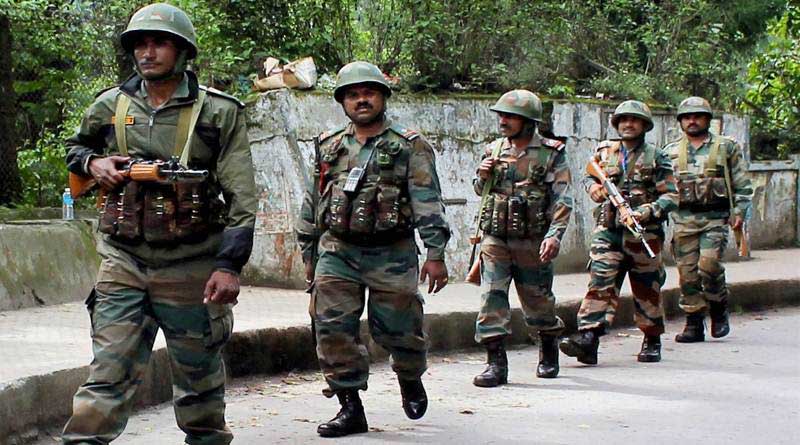 কাশ্মীরে দুর্ঘটনার কবলে সেনা ট্রাক, উদ্ধারে এগিয়ে এলেন স্থানীয়রা