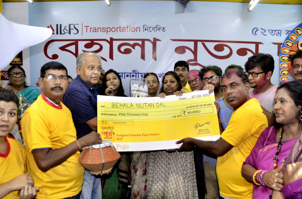 সেরা পুজোর পুরস্কার নিচ্ছেন বেহালা নূতন দলের সদস্যরা।