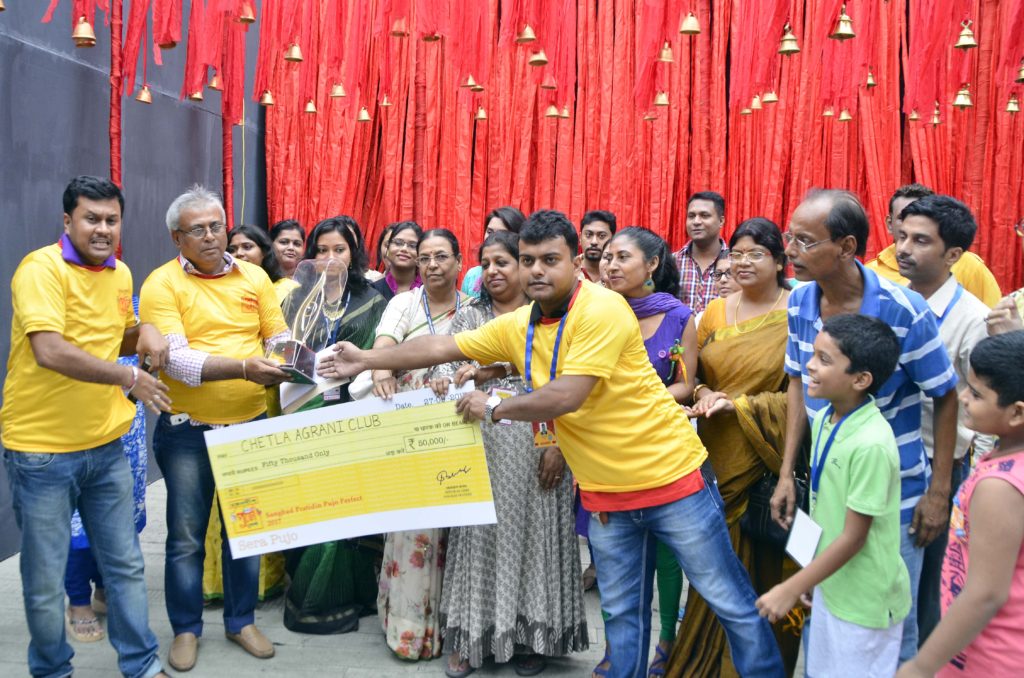 সেরা পুজোর পুরস্কার নিচ্ছেন চেতলা অগ্রণীর সদস্যরা।