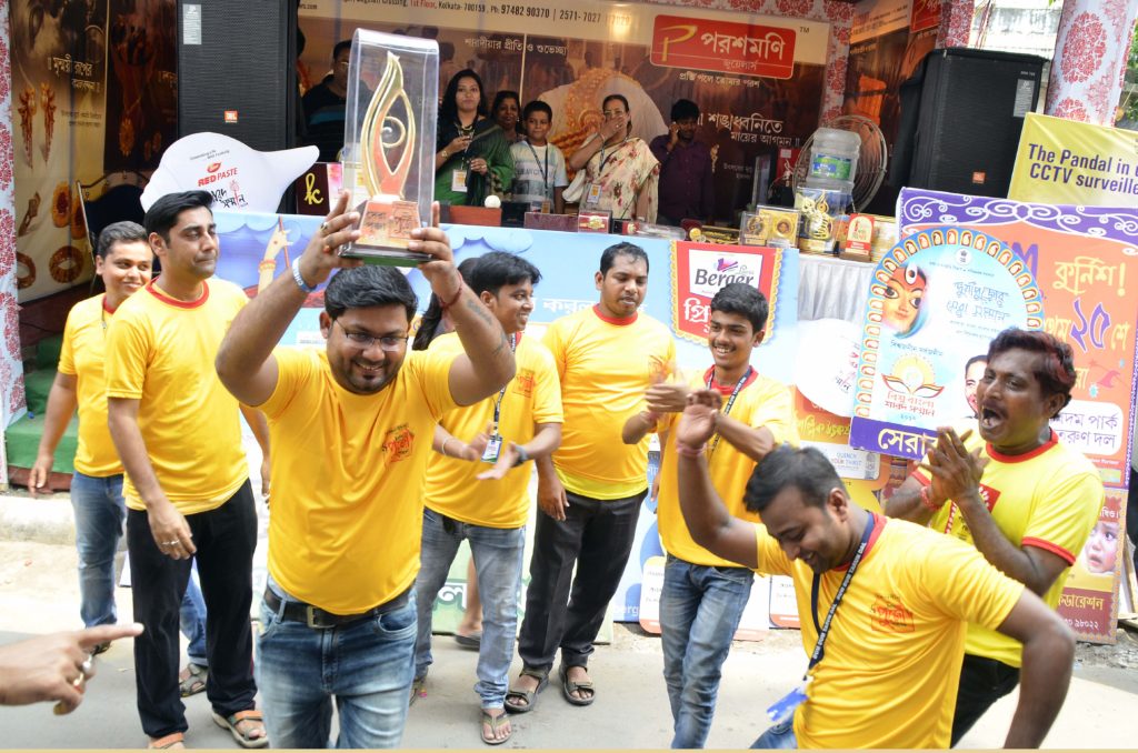 দমদম তরুণ দলের সদস্যরা পুরস্কার হাতে।