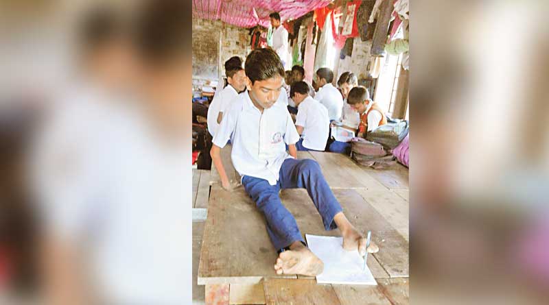 অকেজো দুই হাত, পা দিয়েই লিখে তাক লাগাচ্ছে ‘বিস্ময় বালক’