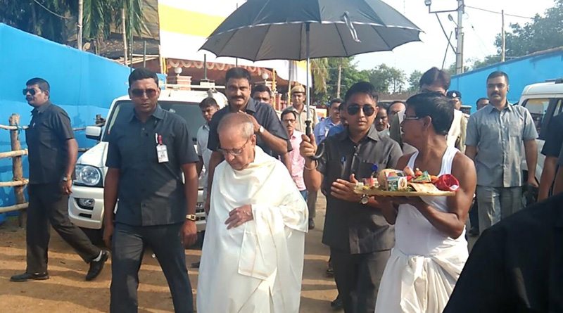 নিষ্ঠা ভরে চণ্ডীপাঠ, বাড়ির পুজোয় চেনা মেজাজে প্রাক্তন রাষ্ট্রপতি