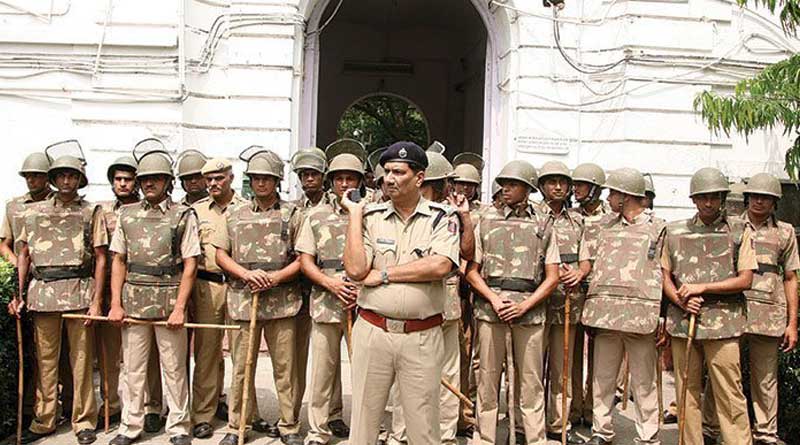 Kolkata: goon enters police station, thrashes cops