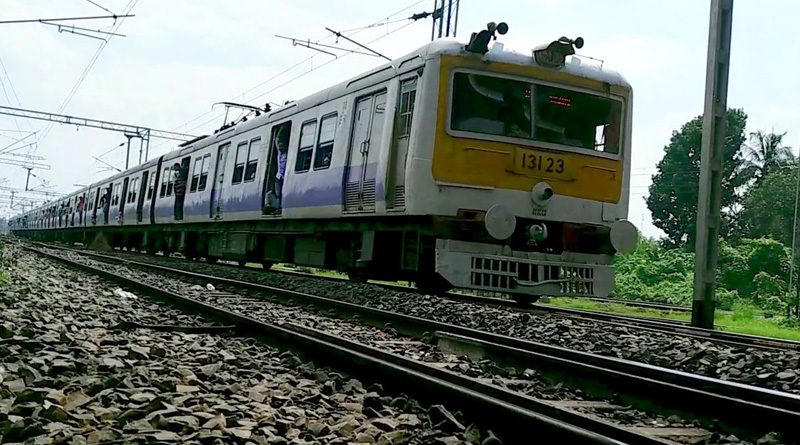 ফের ঘাতক সেলফি, ট্রেনের ধাক্কায় মৃত্যু ছাত্রের