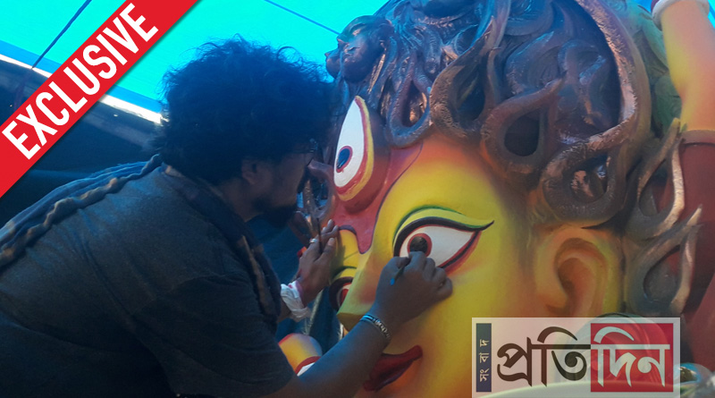 শিষ্যের গুরুদক্ষিণায় শহরের পুজোয় ফের সনাতনী ছোঁয়া