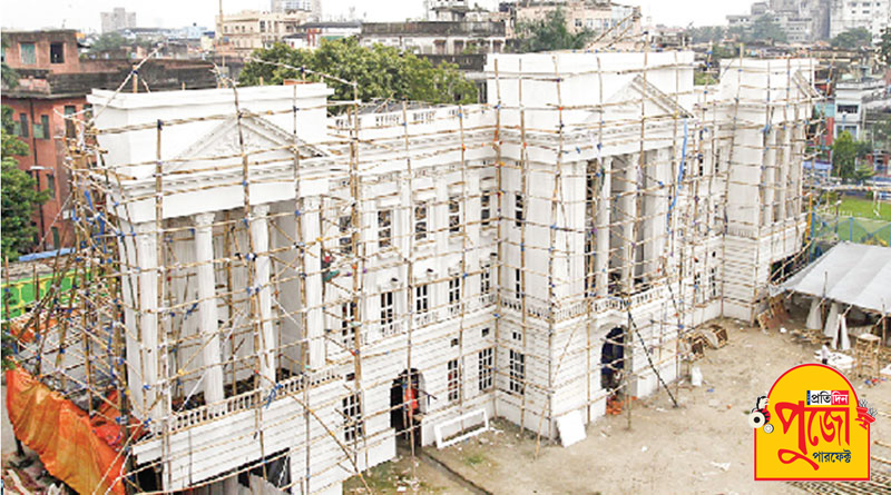 পরনে সোনার শাড়ি, ত্রিনয়নে সিসিটিভি নিয়ে তাই ভিড়ে নজর স্বয়ং উমার