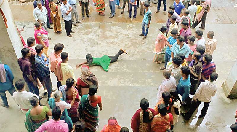 সরকারি হাসপাতালের মধ্যেই ছাত্রীকে ঝাড়ফুঁক গুনিনের!