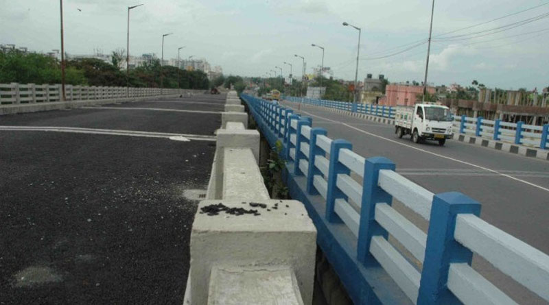 Crack in Baghajatin flyover,  commuters panicked 