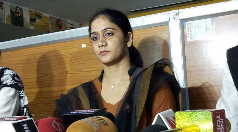 সাংবাদিকদের সামনেই স্বামীকে তালাক দিলেন এই মুসলিম মহিলা!