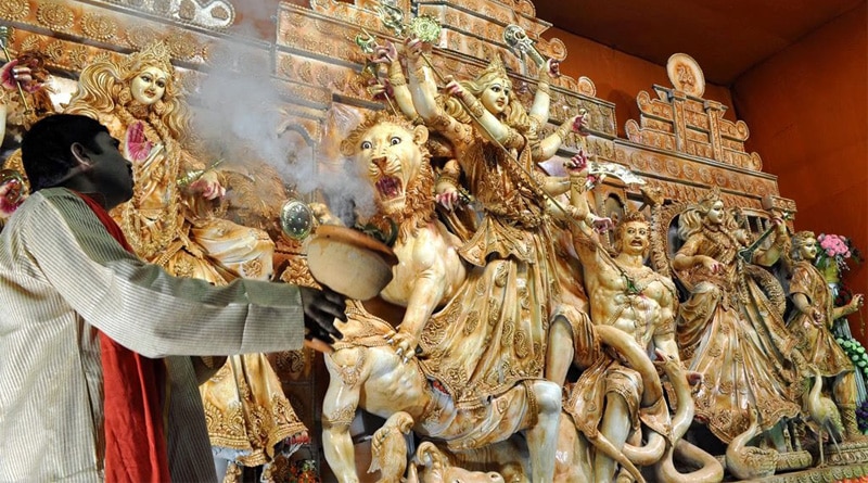 সিংহভাগ বারোয়ারি পুজোর দুর্গাপ্রতিমায় প্রাণপ্রতিষ্ঠাই করতে পারেন না পুরোহিতরা!