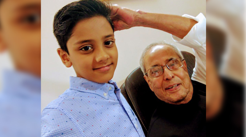 প্রথমবার সেলফি, শিশুর সঙ্গে হাসিমুখে ‘পোজ’ প্রণব মুখোপাধ্যায়ের
