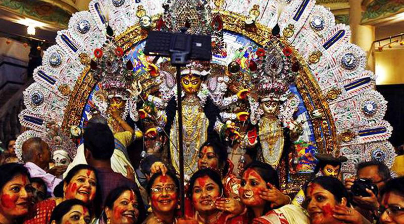 Simple hacks for a stunning selfie on Durga Puja