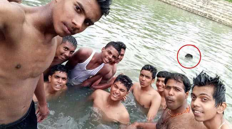 গ্রুপ সেলফির ঝোঁকে তলিয়ে গেল কিশোর, হুঁশ নেই বন্ধুদের!