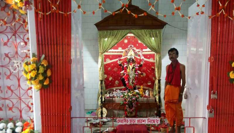 যিশুর ভজনা ছেড়ে শক্তির সাধনা, সাহেবের পুজোয় মাতোয়ারা হ্যামিলটনগঞ্জ