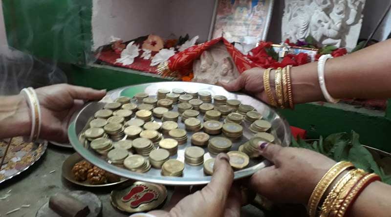 অচল আধুলি, লক্ষ্মীর ঝাঁপির সঙ্গে কয়েন বিসর্জনের সিদ্ধান্ত অভিমানী বধূর