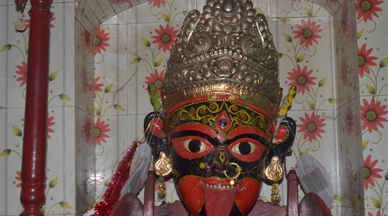 দেবী পালাতে পারেন, এই আশঙ্কায় ভক্তদের ‘নজরবন্দি’তে মা কালী