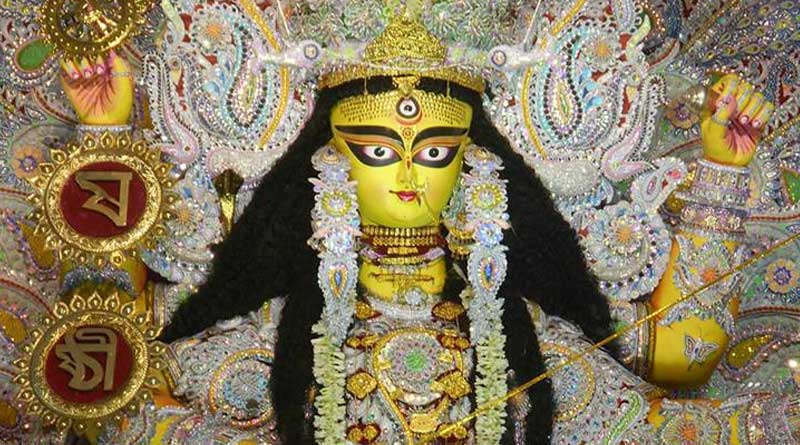সাবেকি প্রতিমার সঙ্গে থিমে সুন্দর ষষ্ঠীতলা বারোয়ারির জগদ্ধাত্রী