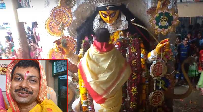 মাথায় ঘোমটা দিয়ে এই পুজোয় বরণের ডালা তোলেন পুরুষরাই