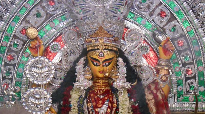 রাজবাড়ি থেকে ১১ টাকা গেলেই পুজো শুরু হয় মালোপাড়ায়