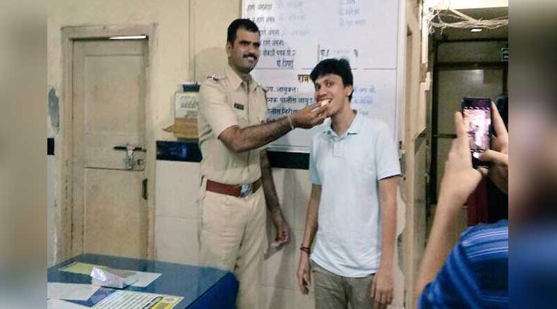 FIR দায়ের করতে আসা অভিযোগকারীকেই কেক খাওয়াল পুলিশ!