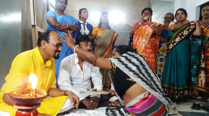 বৃষ্টি উপেক্ষা করে ভাইফোঁটায় শামিল যৌনকর্মীরাও
