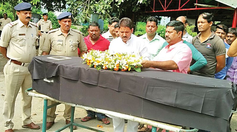 শহিদ অমিতাভর কফিন ঘিরে শোকার্ত মধ্যমগ্রাম, গান স্যালুটে শেষ বিদায়
