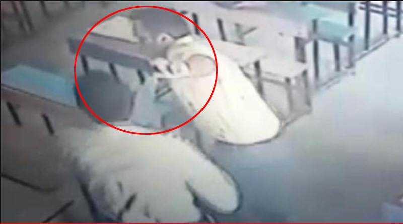 ক্লাসরুমে শিক্ষককে বেধড়ক মার ছাত্রের, ভাইরাল ভিডিও